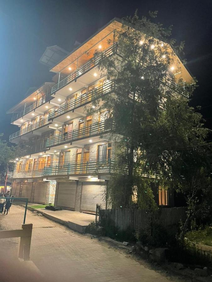 Hotel Mountain Majesty! Top-Rated Luxury Stay Amid Snowcapped Mountains With Balcony And Riverside Calm Manali  Bagian luar foto